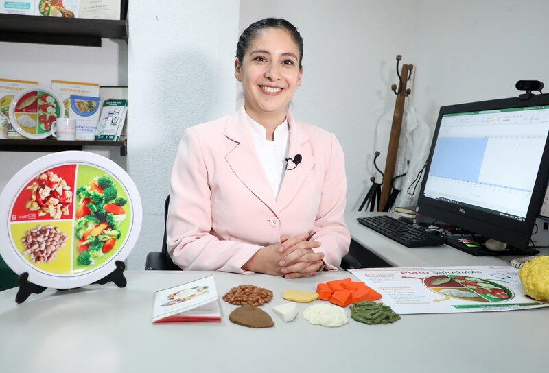 Dietista mostrando el plato saludable