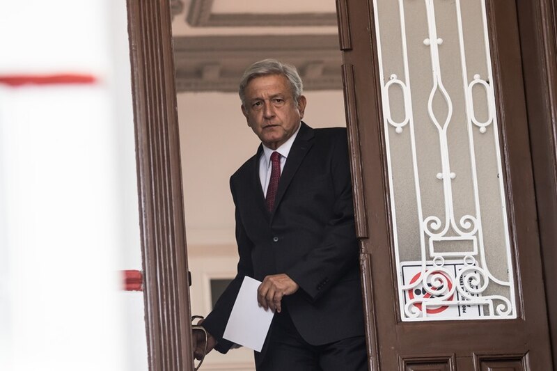 El presidente electo de Chile, Gabriel Boric, saluda a sus seguidores tras su victoria en las elecciones presidenciales