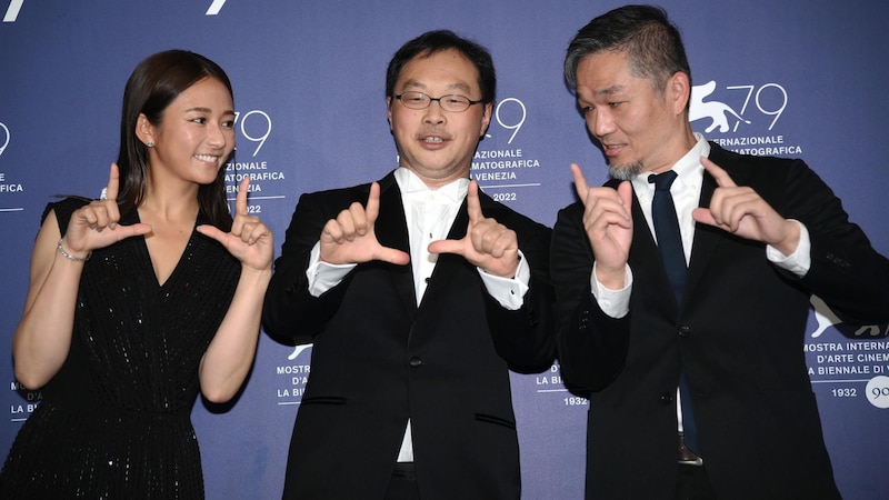 Tres personas posando para una foto en el Festival de Cine de Venecia.