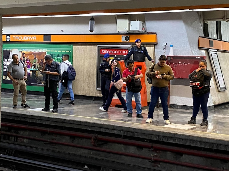 Tras el ataque con un cuchillo de un hombre a varias personas en la estación del metro Tacubaya de la Línea 7, autoridades del metro reforzaron la vigilancia en las instalaciones, ya que al entrar policía revisaban mochilas de los usuarios.