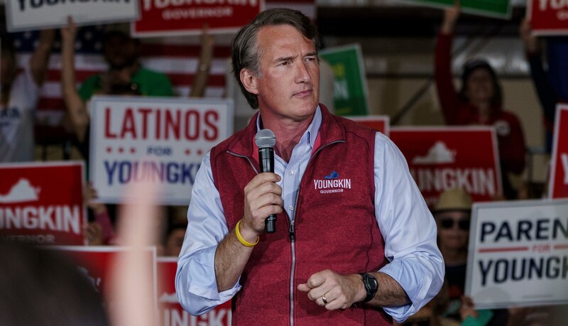 El gobernador de Virginia, Glenn Youngkin, pronuncia un discurso ante una multitud de partidarios.