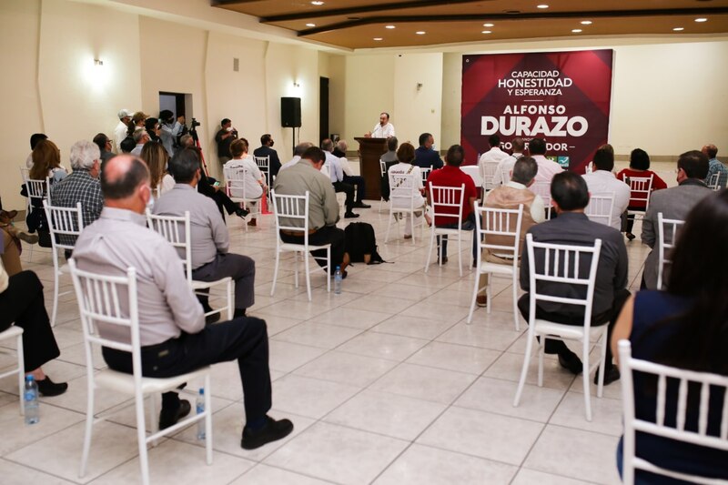 El candidato Alfonso Durazo ante empresarios