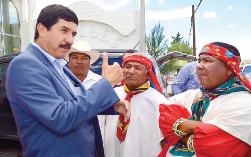 El presidente Evo Morales Ayma dialoga con indígenas en una comunidad del país.