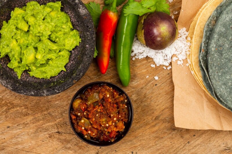 Ingredientes para hacer guacamole y totopos