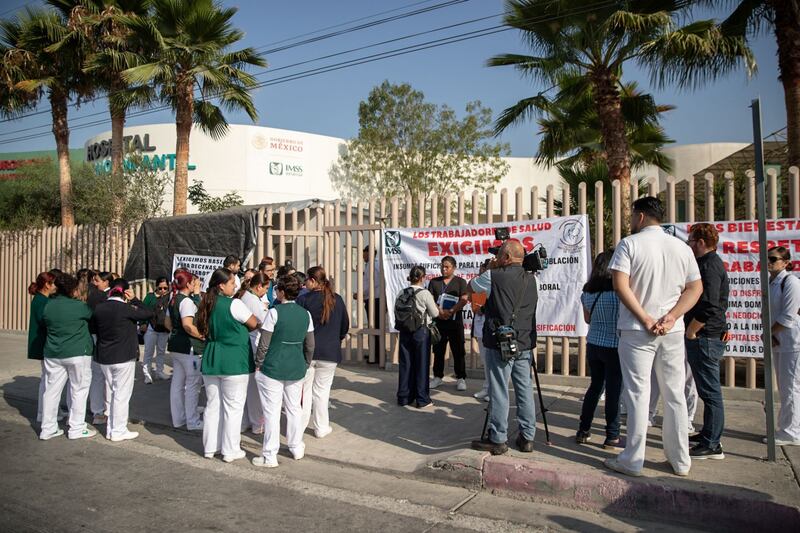 Enfermeros y médicos realizaron una protesta la mañana de este lunes frente a las instalaciones del Hospital Materno Infantil ubicado en la tercera etapa del Río Tijuana, para denunciar la falta de pagos, prestaciones por parte del IMSS Bienestar y la sobrecarga de trabajo ante la escasez de personal. Enfermeros expresaron su enojo y frustración por las condiciones en las que laboran, destacando el hostigamiento constante, la falta de pago por días festivos, la ausencia de prestaciones de ley, la escasez de insumos y la falta de pediatras. Mencionaron que desde la transición al modelo IMSS Bienestar, varios especialistas han renunciado debido a las malas condiciones laborales, lo que ha obligado al personal restante a cubrir turnos de 24 horas durante los fines de semana para que el hospital no quede desatendido.