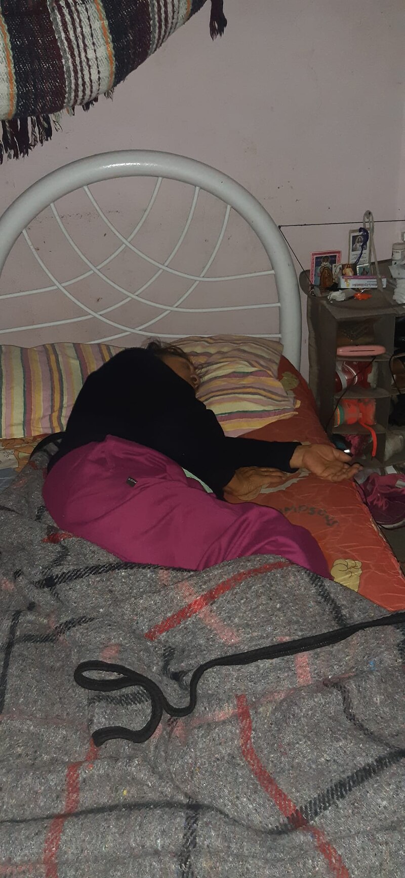 Mujer durmiendo en una cama