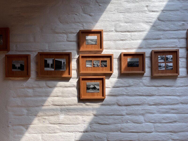 Fotografías en blanco y negro en la pared