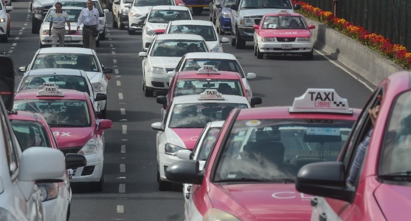 Taxistas capitalinos marcharon por calzada de Tlalpan el Ángel de la Independencia, los inconformes exigen la regulación del transporte a través de aplicaciones como Uber y Cabify.