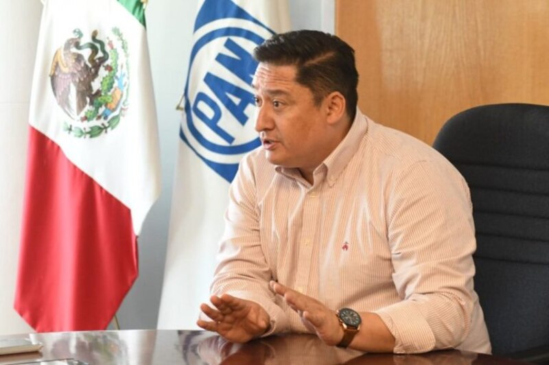 Alfredo Chávez durante una rueda de prensa, exigiendo la intervención permanente de la Secretaría de Gobernación en la frontera para enfrentar la crisis migratoria.