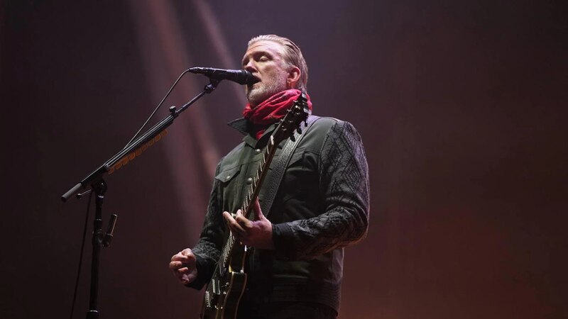 El cantante de rock alternativo Beck canta en un concierto.