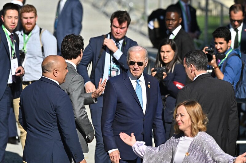 El presidente de Estados Unidos Joe Biden , sale después de la apertura de la Cumbre de jefes de Estado del G20 que comenzó este lunes en Río de Janeiro (Brasil). El presidente estadounidense, Joe Biden, y su homóloga mexicana, Claudia Sheinbaum, se reunieron por primera vez para hablar de el fortalecimiento de la relación bilateral, migración, seguridad y asuntos económicos de importancia para ambos vecinos, informó la Casa Blanca.