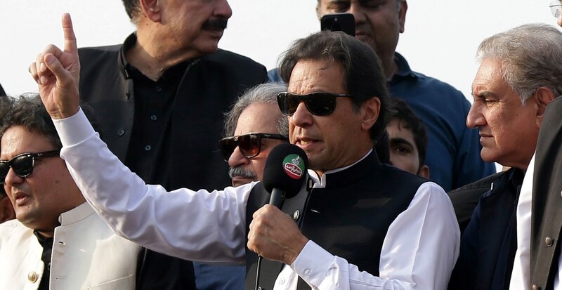 Imran Khan, el primer ministro de Pakistán, pronuncia un discurso ante una multitud.