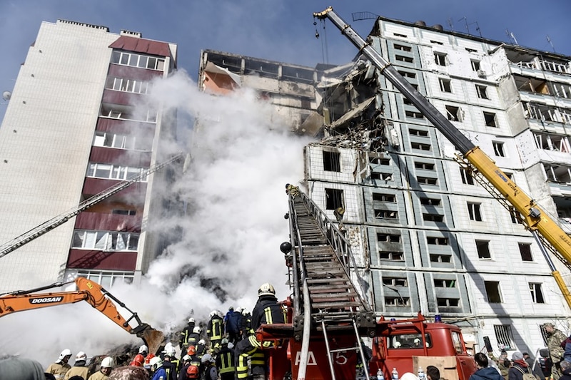 Bomberos trabajan para extinguir un incendio en un edificio de apartamentos