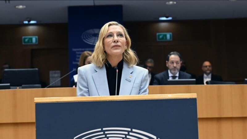 La actriz francesa Juliette Binoche pronuncia un discurso en el Parlamento Europeo
