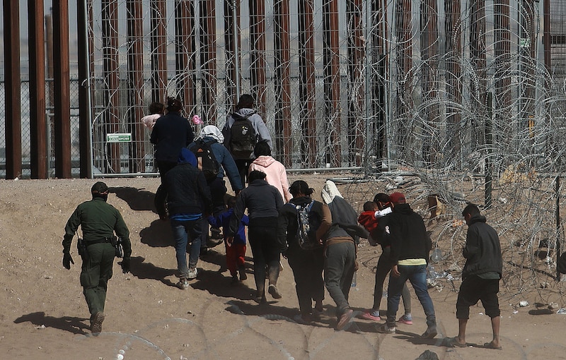 Migrantes cruzan la frontera entre México y Estados Unidos