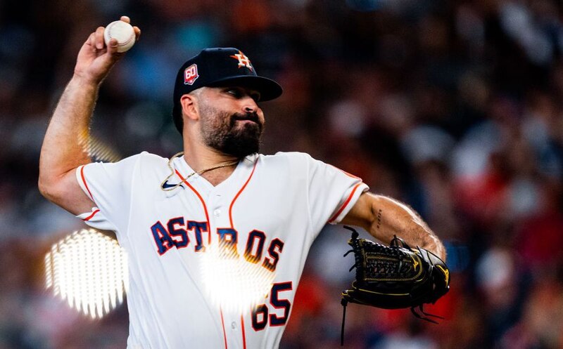 El lanzador de los Astros, Lance McCullers Jr., lanza la pelota durante el juego 4 de la Serie Mundial 2022 contra los Phillies.