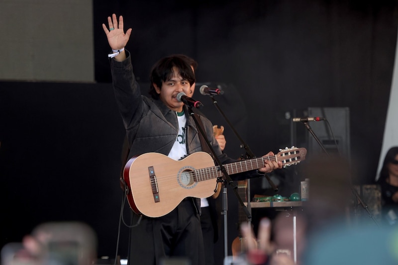 Macario Martínez durante su presenta en el primer día del Festival Iberoamericano de Cultura Musical Vive Latino, en su edición número 25, en el Estadio GNP Seguros de la capital del país.
