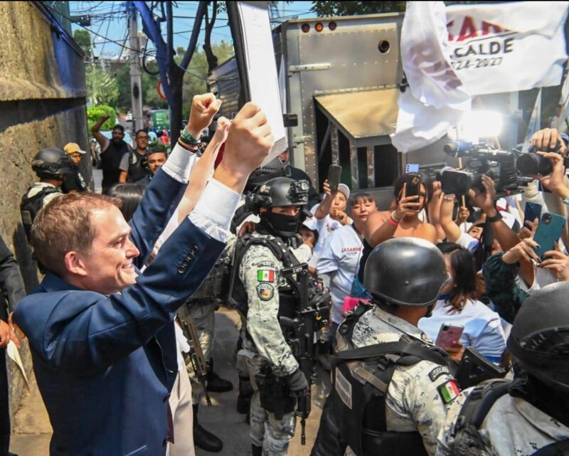 El candidato a la presidencia de México, Ricardo Anaya, saluda a sus seguidores durante un mitin en la Ciudad de México.