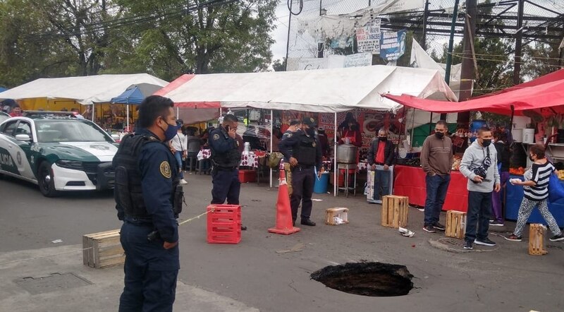 Policías resguardan un enorme bache en la alcaldía Iztapalapa