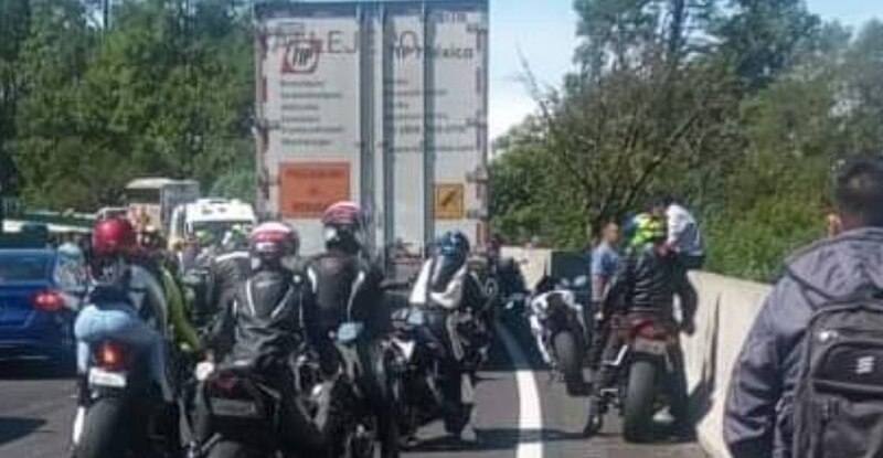 Accidente de motociclistas en la carretera
