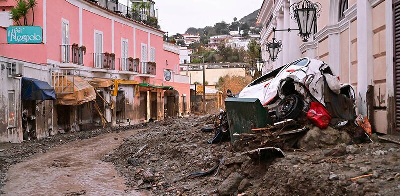 Inundaciones en Italia dejan calles cubiertas de lodo y escombros