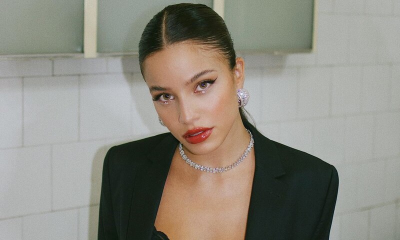 La modelo Hailey Bieber con un look de maquillaje natural y elegante