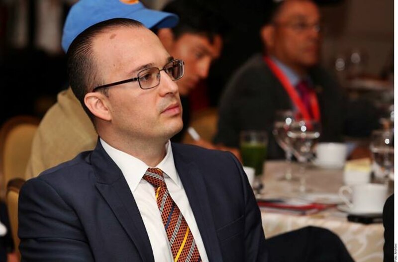 El político Juan Pérez asiste a una conferencia.