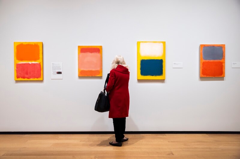 Mujer mirando cuadros en un museo