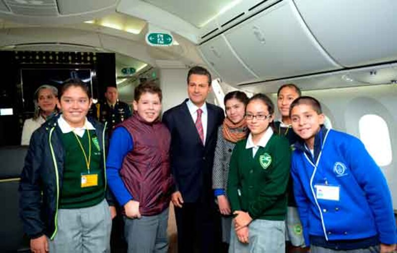 El presidente Enrique Peña Nieto convive con niños y niñas en el interior de un avión.
