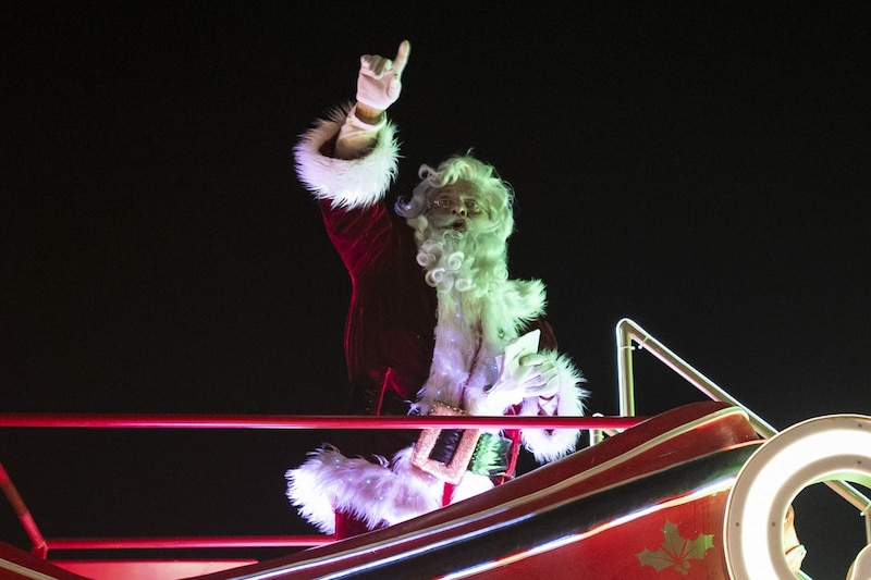 Con luminosos carros alegóricos y bailarines profesionales, deleitaron a chicos y grandes, cientos de veracruzanos se reunieron anoche en las calles del boulevard Manuel Ávila Camacho para observar el desfile navideño de la marca internacional Coca-Cola, el cual pasó por el Puerto por última vez en el año 2014.
