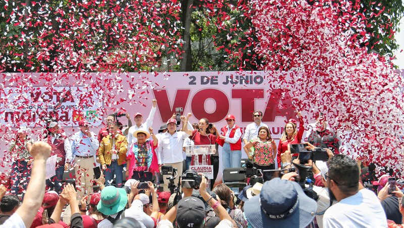 AMLO y Claudia Sheinbaum en un mitin de campaña en la Ciudad de México