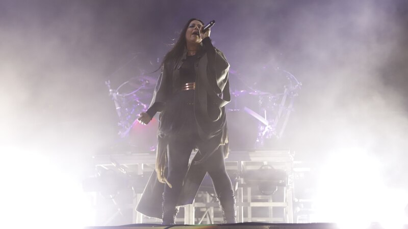 La cantante Amy Lee se presenta en un concierto.