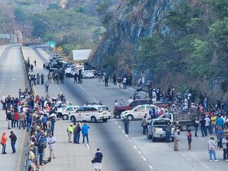 Bloqueo provoca cierre total en la Autopista del Sol y Carretera Federal México Toluca 