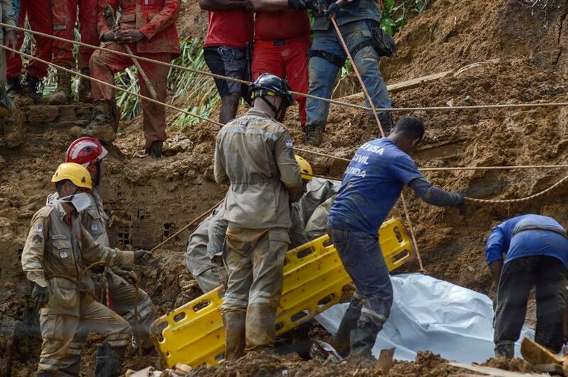 Rescatistas buscan sobrevivientes entre los escombros de un deslizamiento de tierra en Brasil