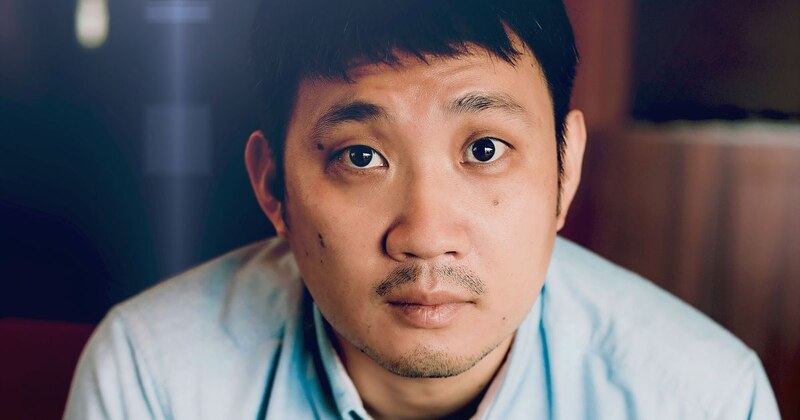 Primer plano de un hombre asiático con barba y pelo negro