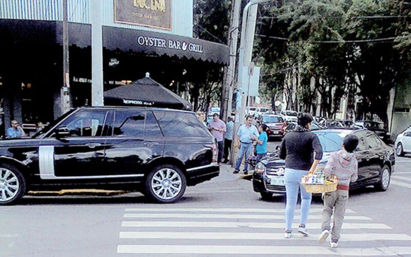 Mujer y niño caminando por la calle