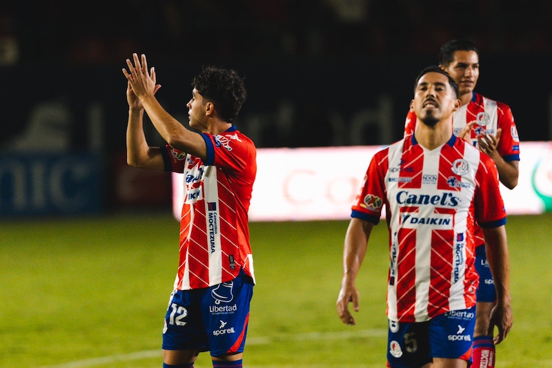 Jugadores de fútbol celebrando un gol