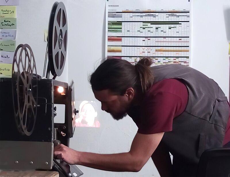Un hombre opera un proyector de cine antiguo