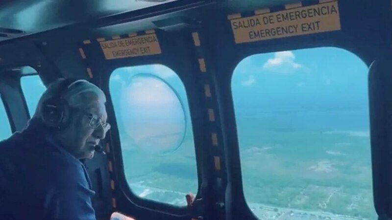 El expresidente Bill Clinton sobrevuela los Cayos de Florida en helicóptero