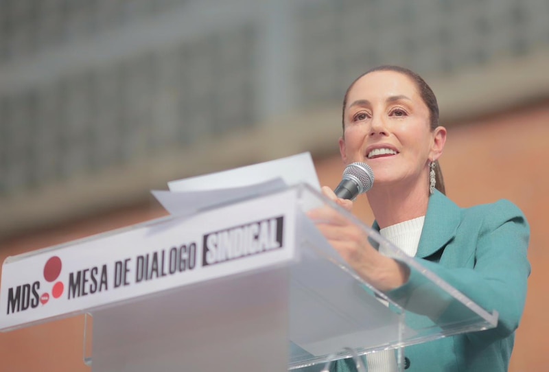 La presidenta de la Comunidad de Madrid, Isabel Díaz Ayuso, interviene en una mesa de diálogo.