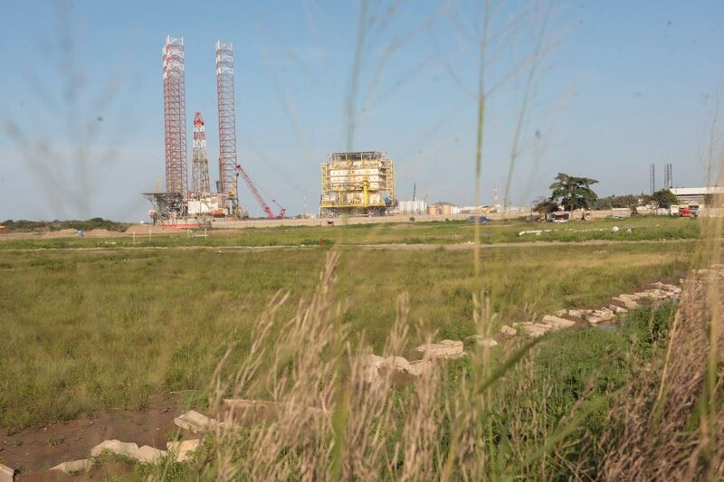 Plataforma petrolera en medio de un campo