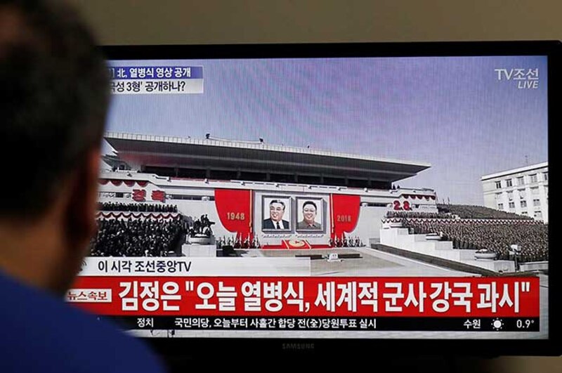 Corea del Norte muestra su poderío militar en un desfile masivo