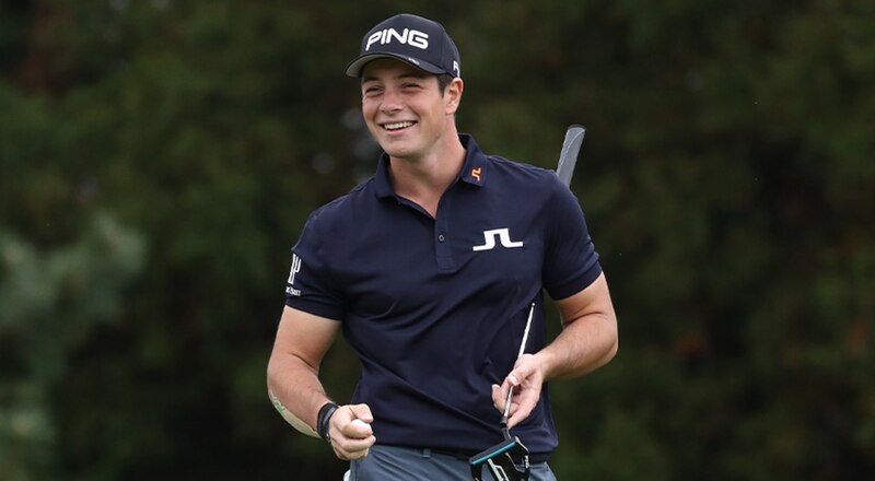 El golfista estadounidense Collin Morikawa sonríe después de ganar el Campeonato BMW PGA 2021.