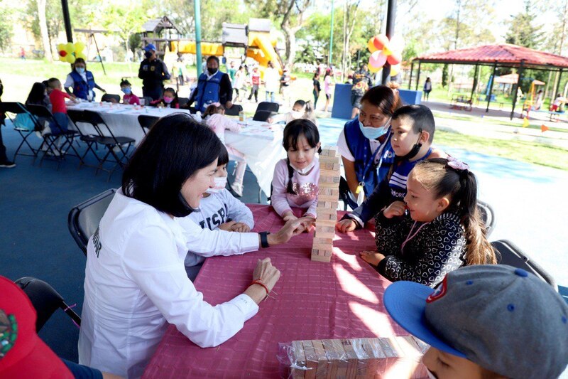 La alcaldesa de Iztapalapa, Clara Brugada, juega con niños en un parque.
