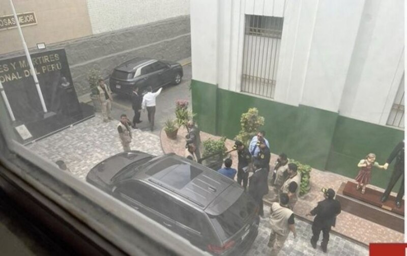 La policía detiene a un grupo de personas en una calle de Lima