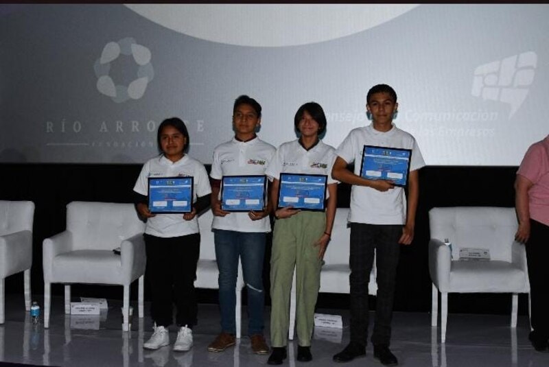Estudiantes reciben premios por su participación en un concurso de ciencias.