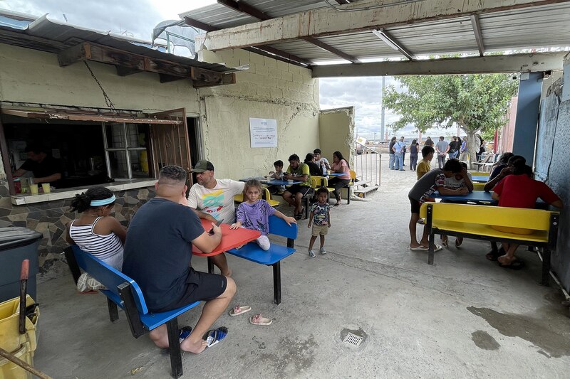 Un grupo de personas comiendo en un restaurante al aire libre.