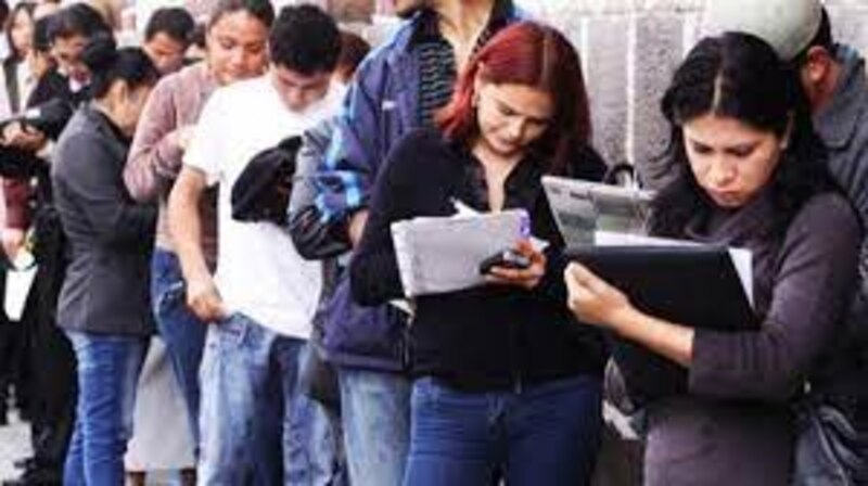 Jóvenes haciendo fila para entrar a la universidad