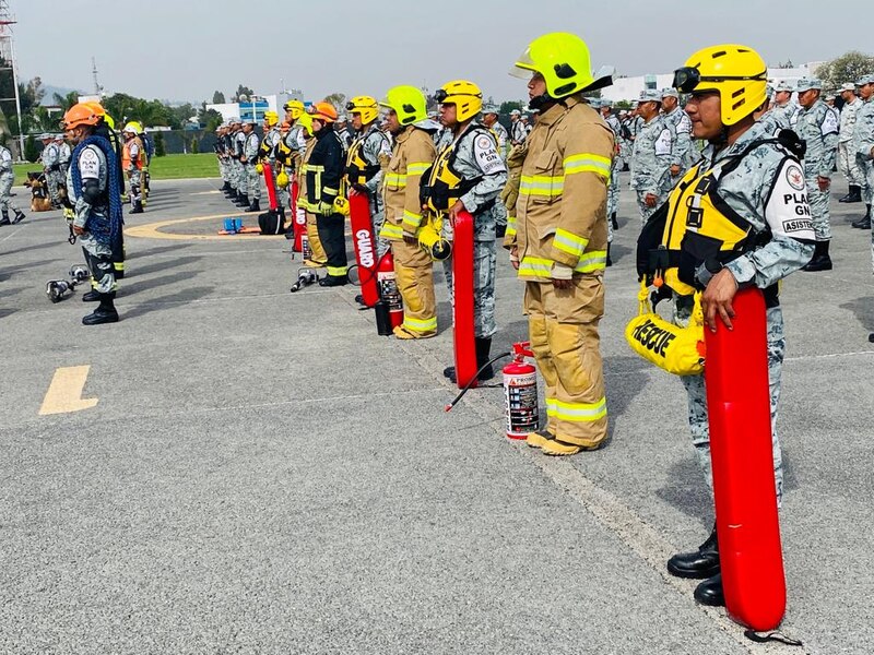 Bomberos y personal de rescate en formación