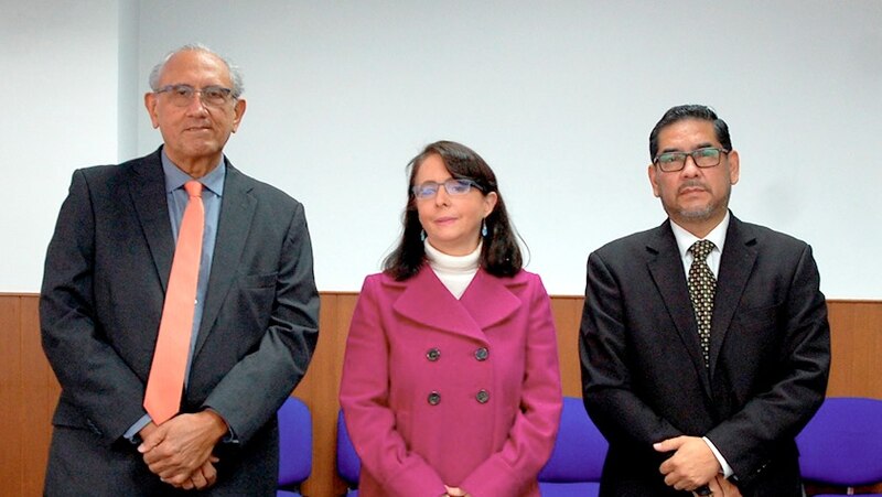 Tres personas posando para una foto